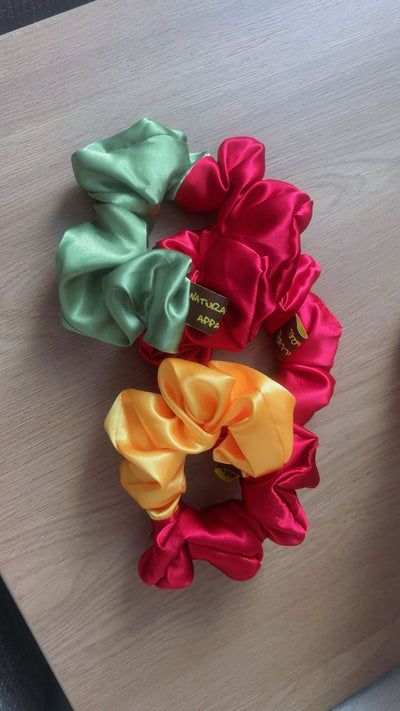 Jollae Holly scrunchies